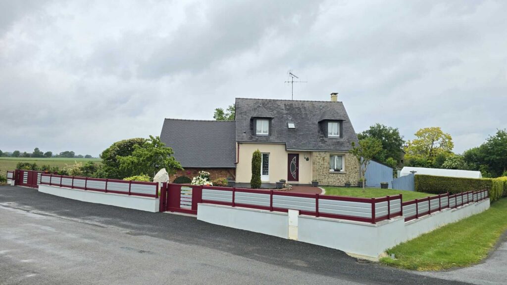 Cloture et portail aluminium de la Collection Fybolia by UNIV'R, coloris rouge et gris - UNIV'R