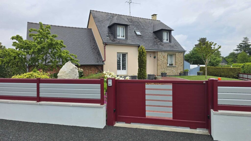 portail aluminium de la Collection Fybolia by UNIV'R, coloris rouge et gris - UNIV'R