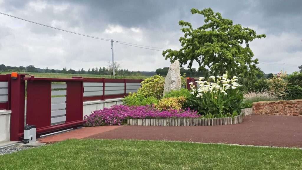 Cloture et portail aluminium de la Collection Fybolia by UNIV'R, coloris rouge et gris - UNIV'R