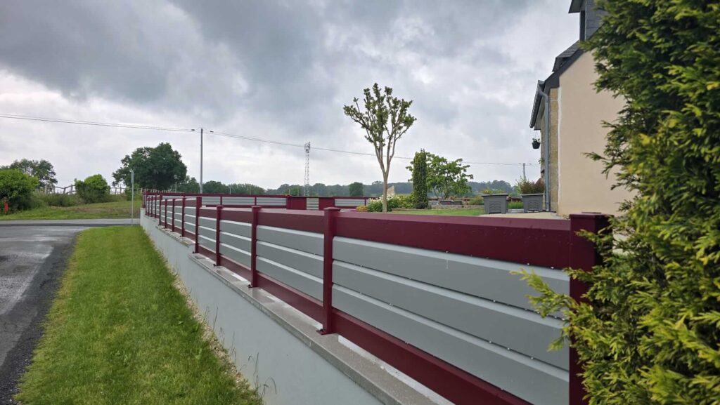 Cloture aluminium de la Collection Fybolia by UNIV'R, coloris rouge et gris - UNIV'R