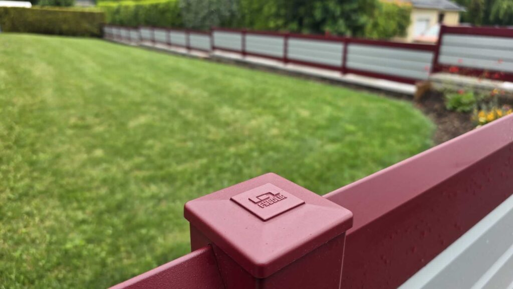 Clôture aluminium de la Collection Fybolia by UNIV'R, coloris rouge et gris - UNIV'R