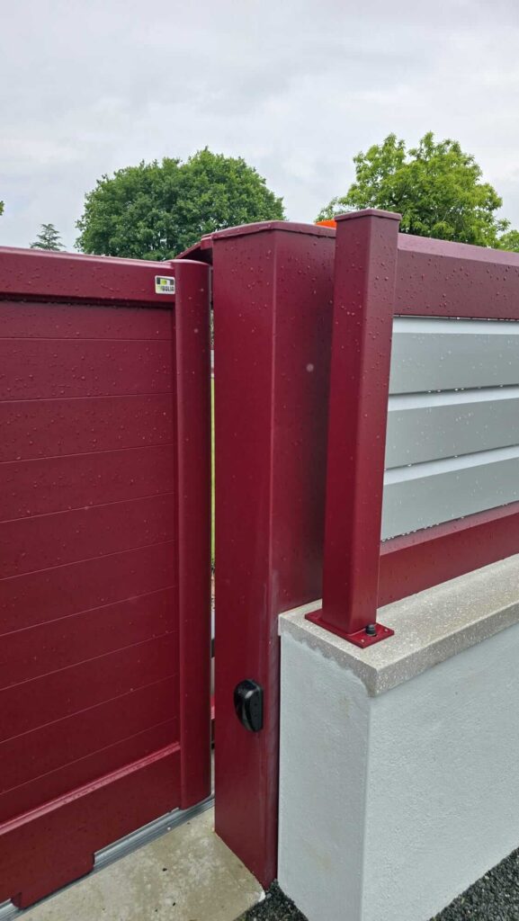 Cloture et portail aluminium de la Collection Fybolia by UNIV'R, coloris rouge et gris - UNIV'R