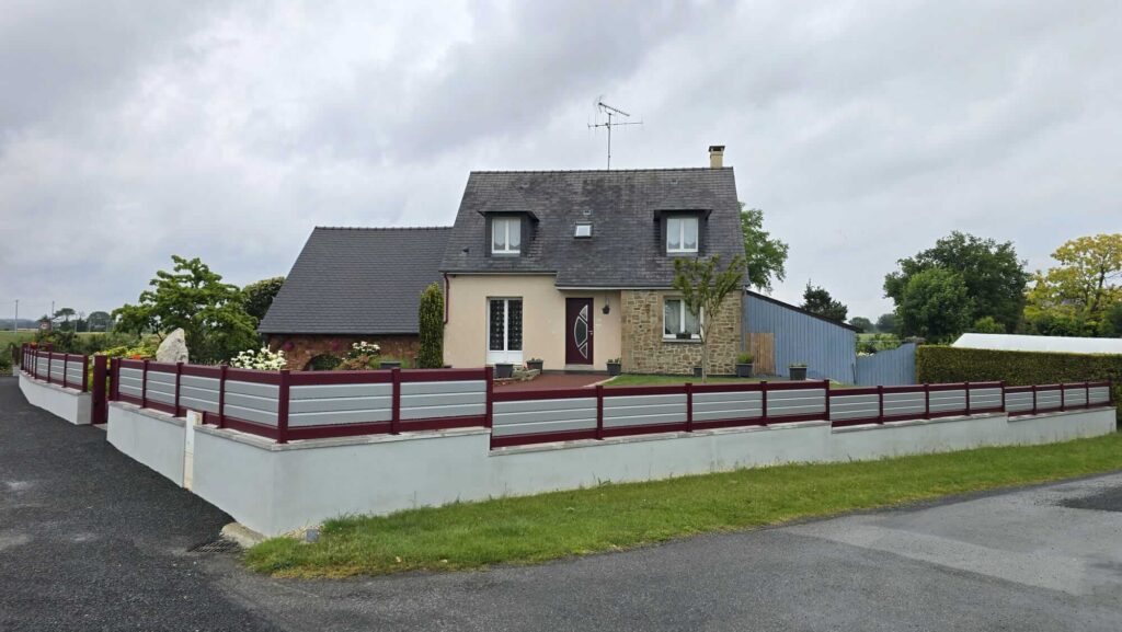 Cloture et portail aluminium de la Collection Fybolia by UNIV'R, coloris rouge et gris - UNIV'R