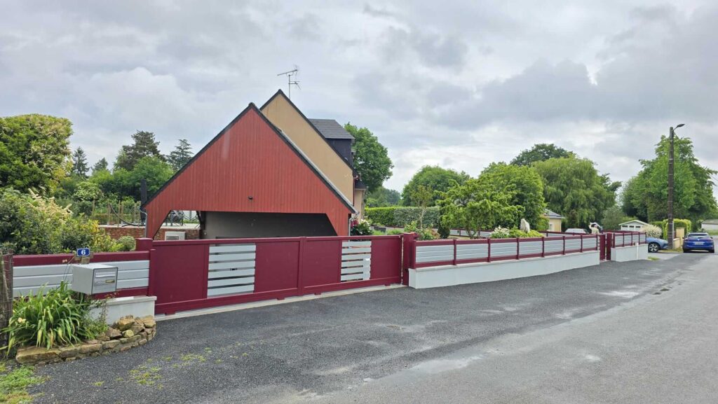 Cloture et portail aluminium de la Collection Fybolia by UNIV'R, coloris rouge et gris - UNIV'R