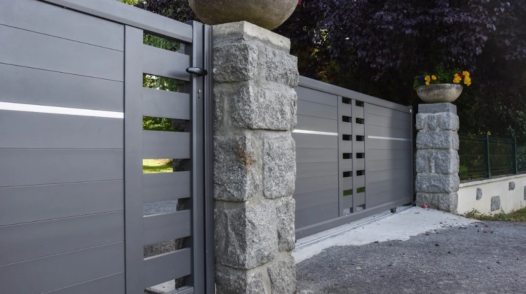 Portail ALUMINIUM Collection Fybolia – UNIV’R, fabricant menuiserie