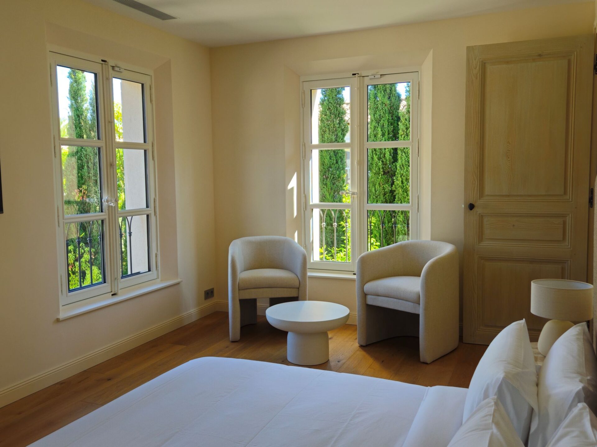 Villa provence avec menuiseries bois traditionnelles Collection Reveau Mouton et gueule de loup
