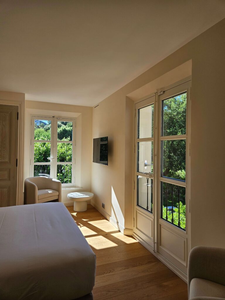 Villa provence avec menuiseries bois traditionnelles Collection Reveau Mouton et gueule de loup
