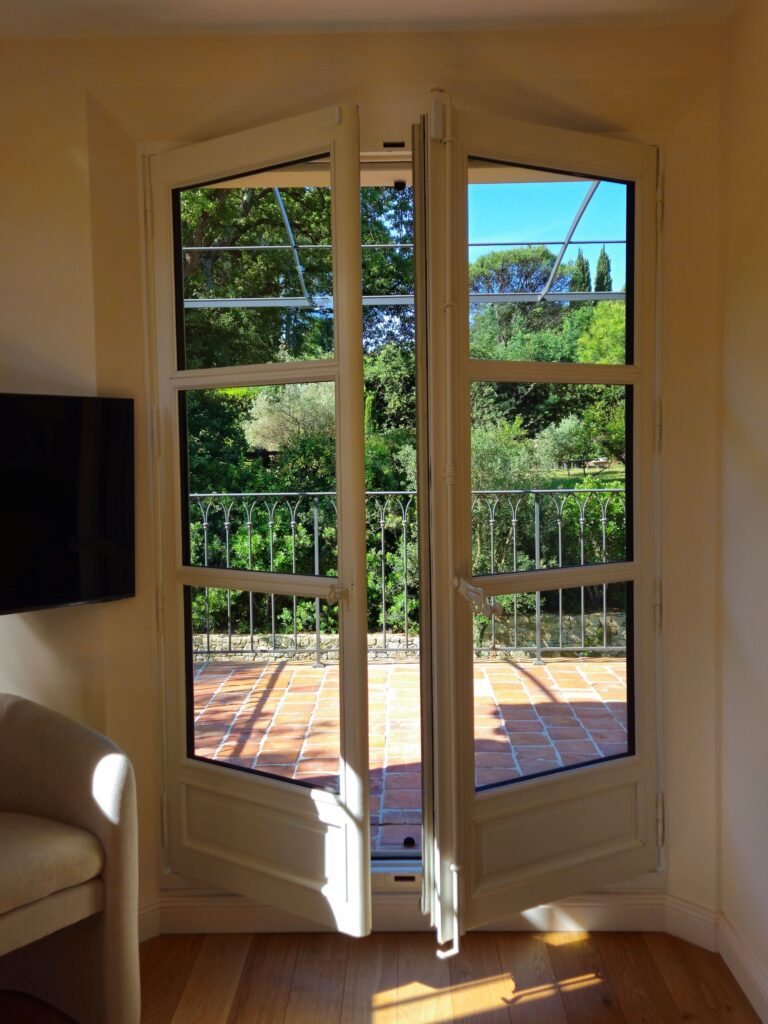 Villa provence avec menuiseries bois traditionnelles Collection Reveau Mouton et gueule de loup