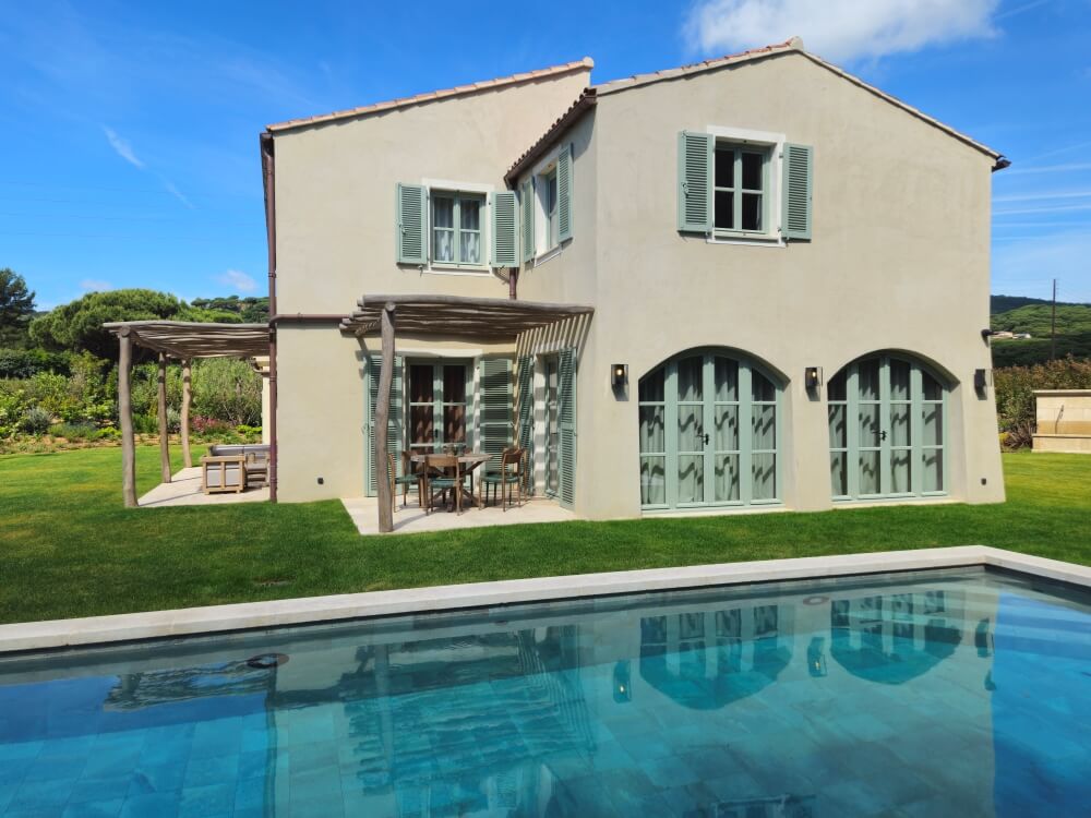 Villa provençale équipée de menuiseries bois – Fabricant menuiserie Collection Reveau UNIV’R