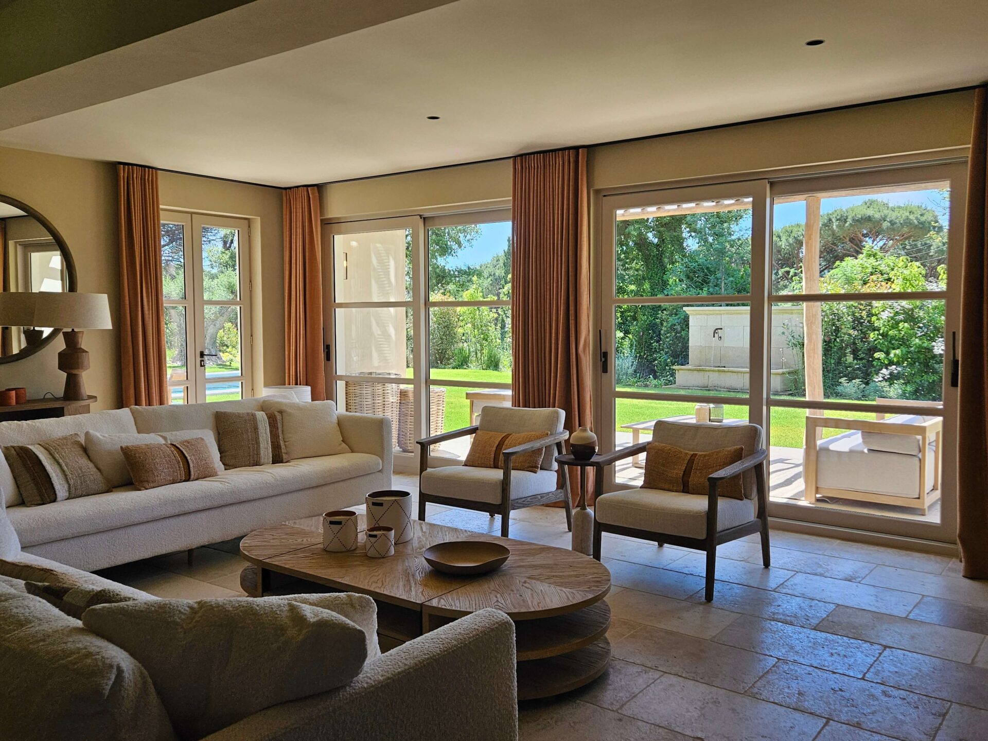 Villa chic équipée de menuiseries bois – Collection Reveau, UNIV’R fabricant menuiserie sur mesure